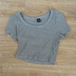 CROPPED GREY RIBBED BABY TEE